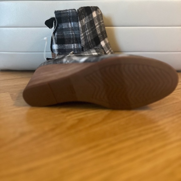 NWT Toms Wedge Heeled Booties Clare Black and White Plaid Flannel 9 - Picture 3 of 5